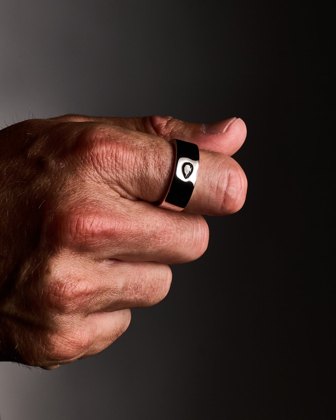 Men's band ring in sterling silver with a black stone teardrop